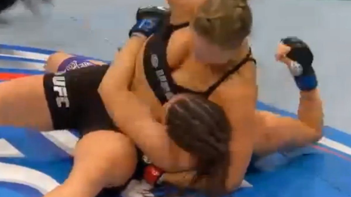 Och efter 16 sekunder och många slag blåser domarn av matchen, med Ronda som vinnare. 